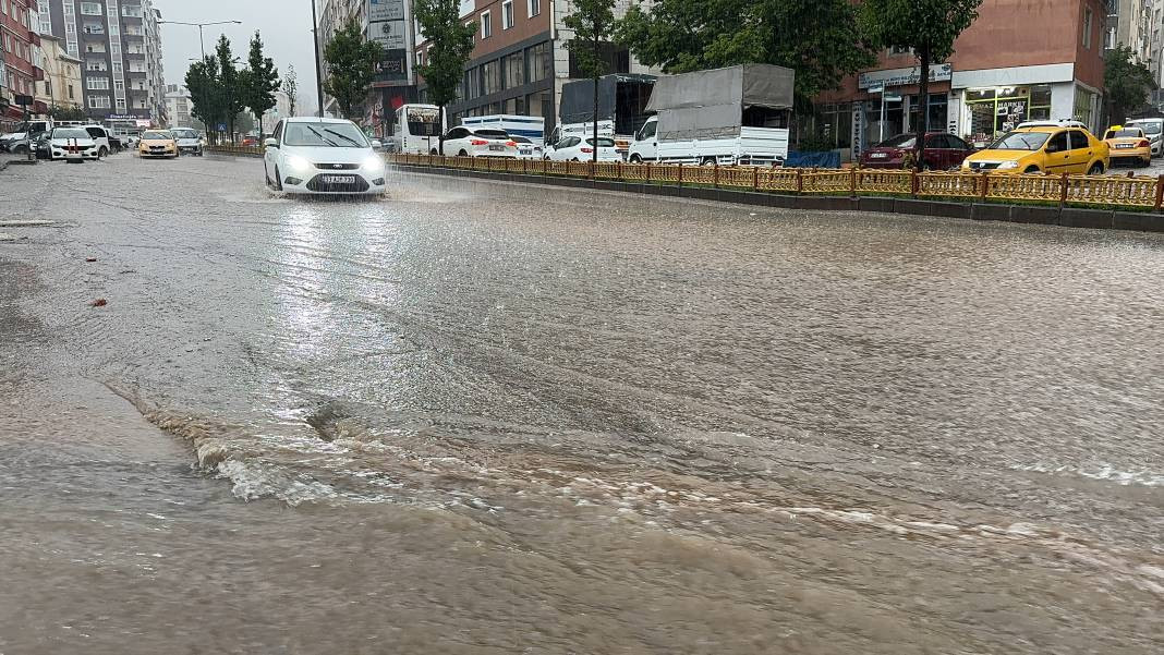 Erzurum'u sağanak vurdu! Evleri su bastı araçlar yolda mahsur kaldı - Resim: 6